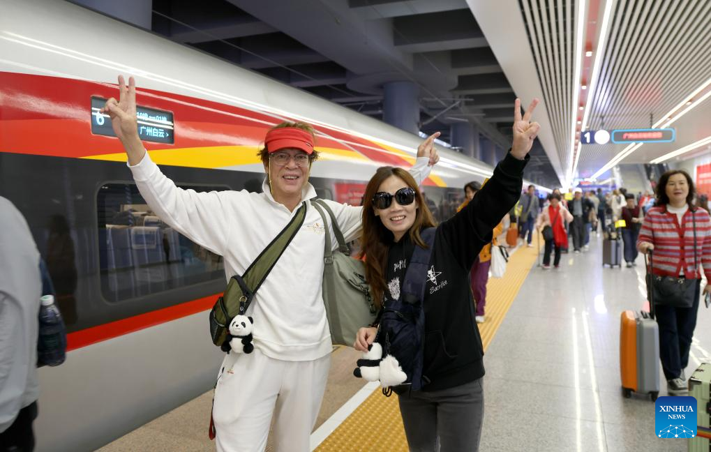 Ferrovia de alta velocidade Guangzhou-Zhanjiang entra em operação em Guangdong, no sul da China