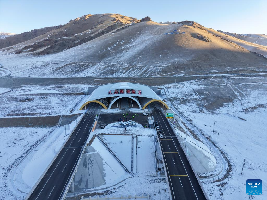 Maior túnel de via expressa do mundo é aberto ao tráfego em Xinjiang