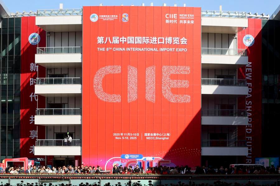 Vista do Centro Nacional de Exposições e Convenções (Shanghai), o principal local da oitava Exposição Internacional de Importação da China (CIIE) em Shanghai, no leste da China, em 10 de novembro de 2025. (Xinhua/Wang Xiang)