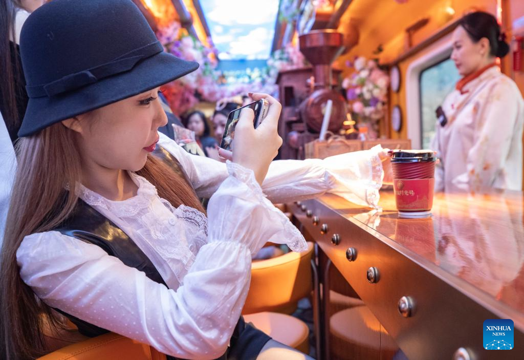 Passeio de trem temático entre Beijing e Tianjin se torna nova atração turística