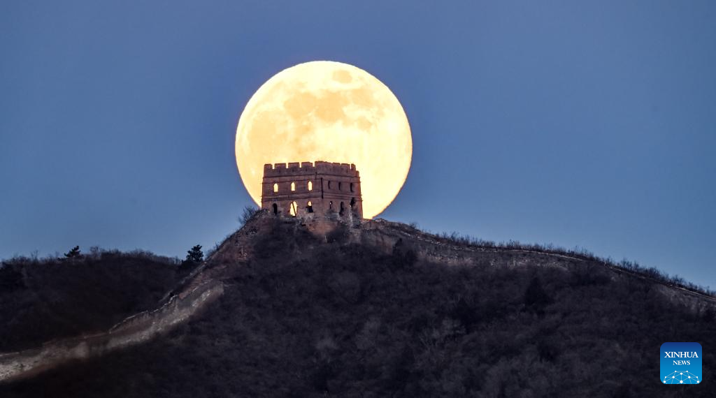 Primeira superlua de 2026 ilumina o céu