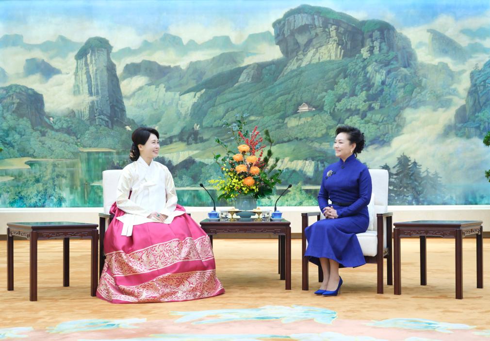 Peng Liyuan conversa durante o chá com esposa do presidente da República da Coreia