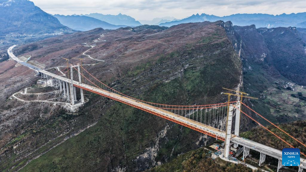 Segue a construção da Grande Ponte Tianmen em Guizhou