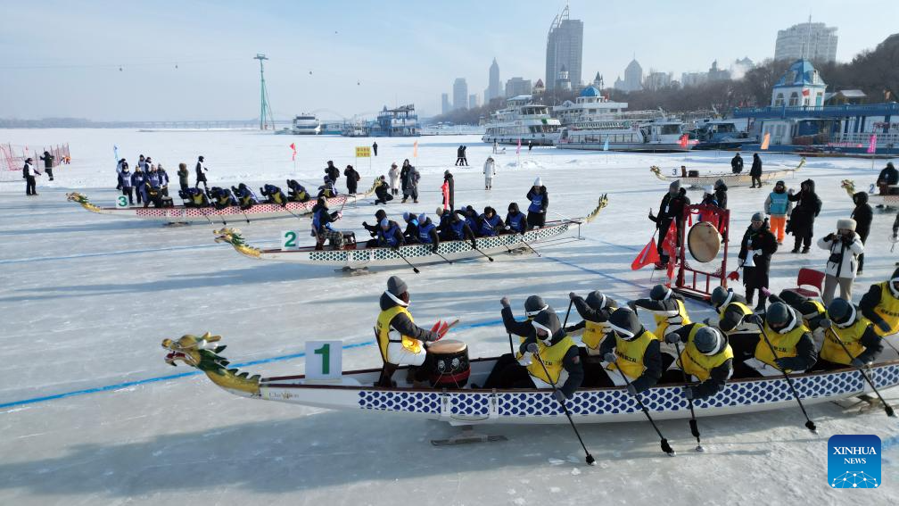 Rio Songhua congelado atrai visitantes para atrações de inverno em Harbin