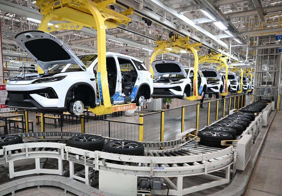 (Multimídia) China promoverá desenvolvimento de alta qualidade da indústria de veículos conectados inteligentes de nova energia