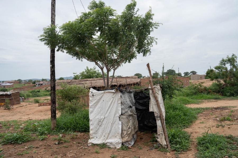 Esta foto tirada em 24 de dezembro de 2025 mostra a área improvisada anteriormente usada por residentes para defecação antes da construção de instalações de saneamento na cidade de Tete, Moçambique. (Xinhua/Liu Jie)