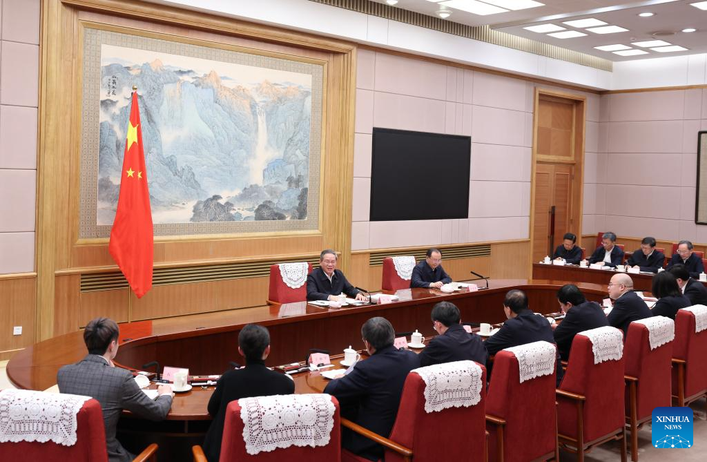 Primeiro-ministro chinês preside simpósio para solicitar opiniões sobre projeto de relatório de trabalho do governo e plano quinquenal