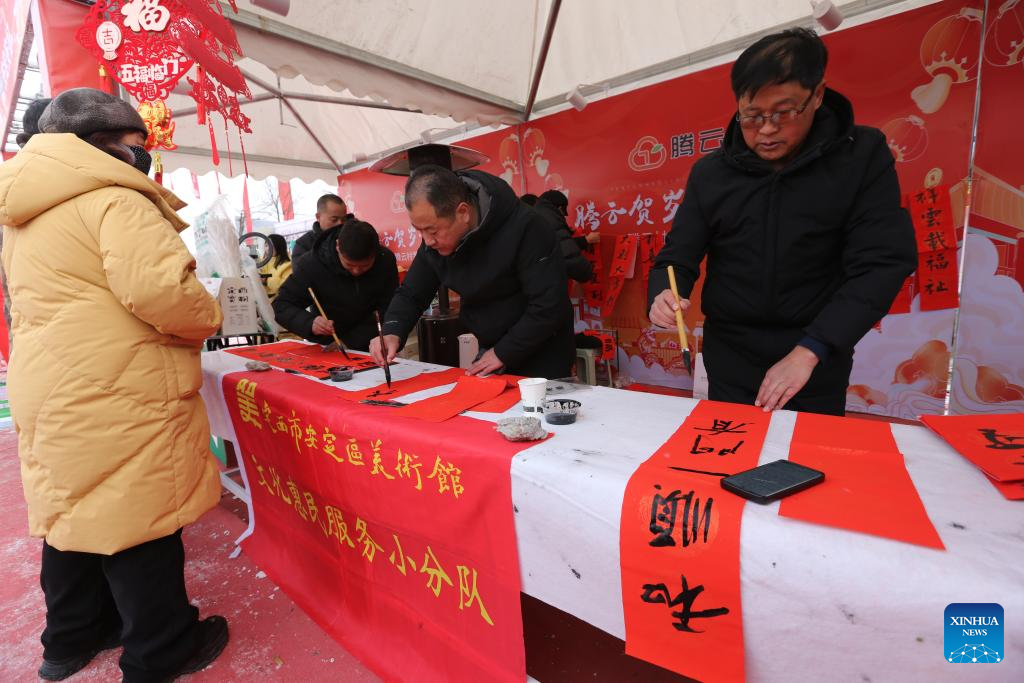 Mercado da Festa da Primavera abre na Cidade de Dingxi, Província de Gansu, noroeste da China