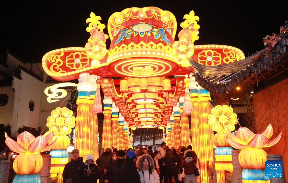 Cidade chinesa de Nanjing realiza cerimônia de acendimento do 40º Festival de Lanternas de Qinhuai