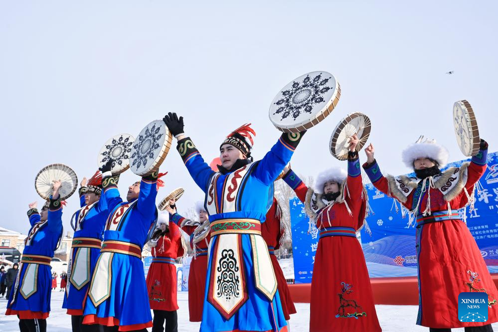 Festival de pesca no gelo atrai turistas na Vila da Etnia Hezhe de Jiejinkou, na Província de Heilongjiang