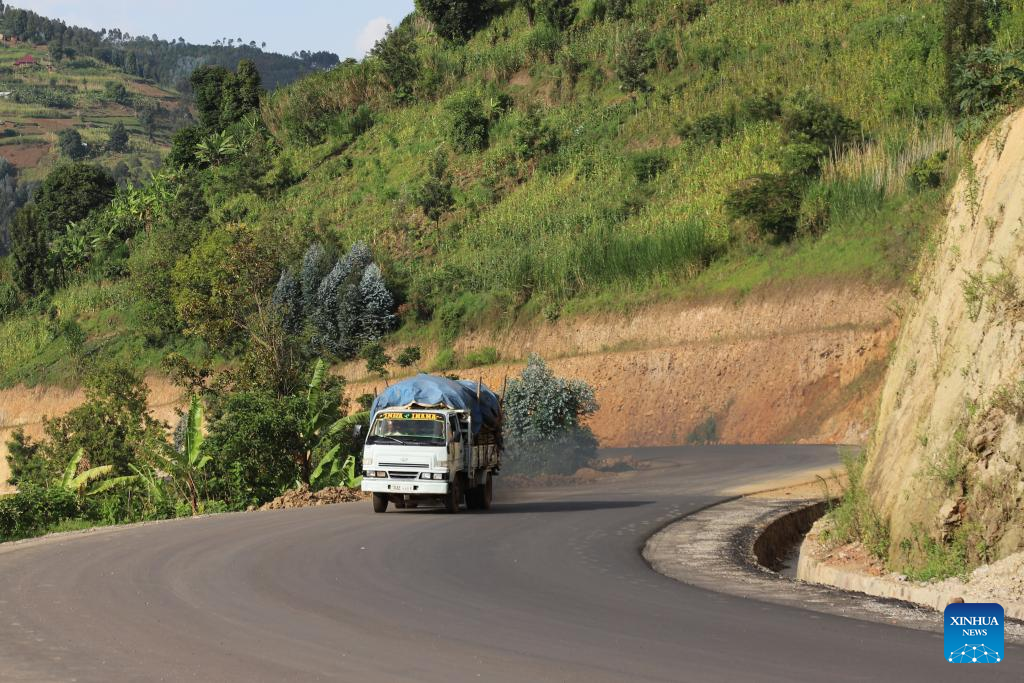 Destaque: Estrada construída pela China transforma vidas e impulsiona economia no norte de Ruanda