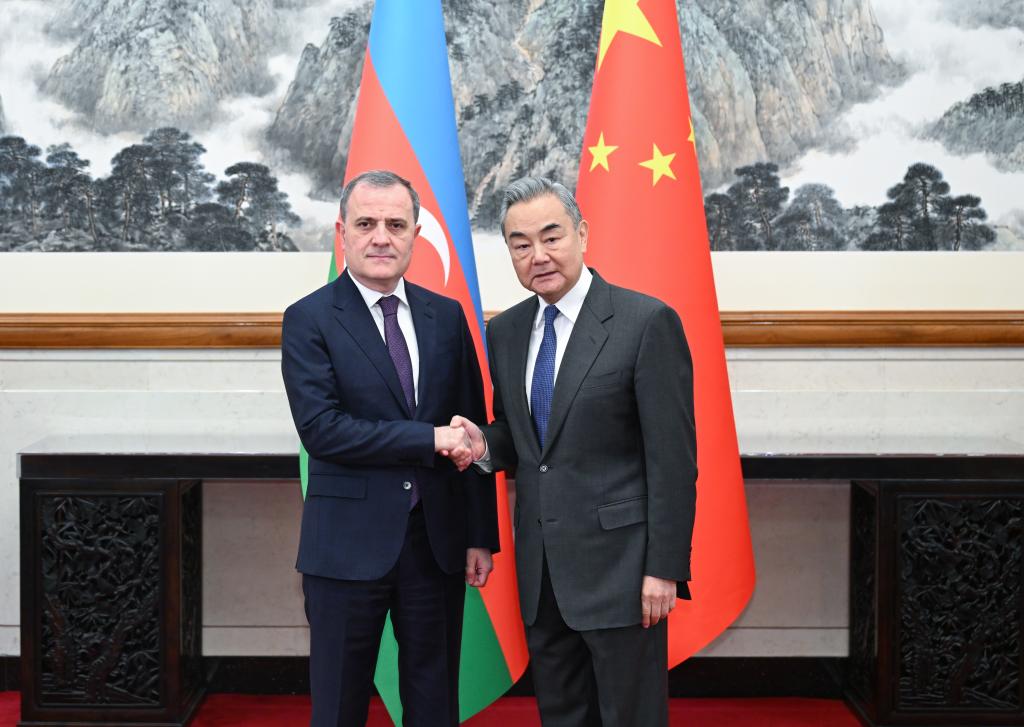 Chanceler chinês mantém conversas com homólogo azerbaijano