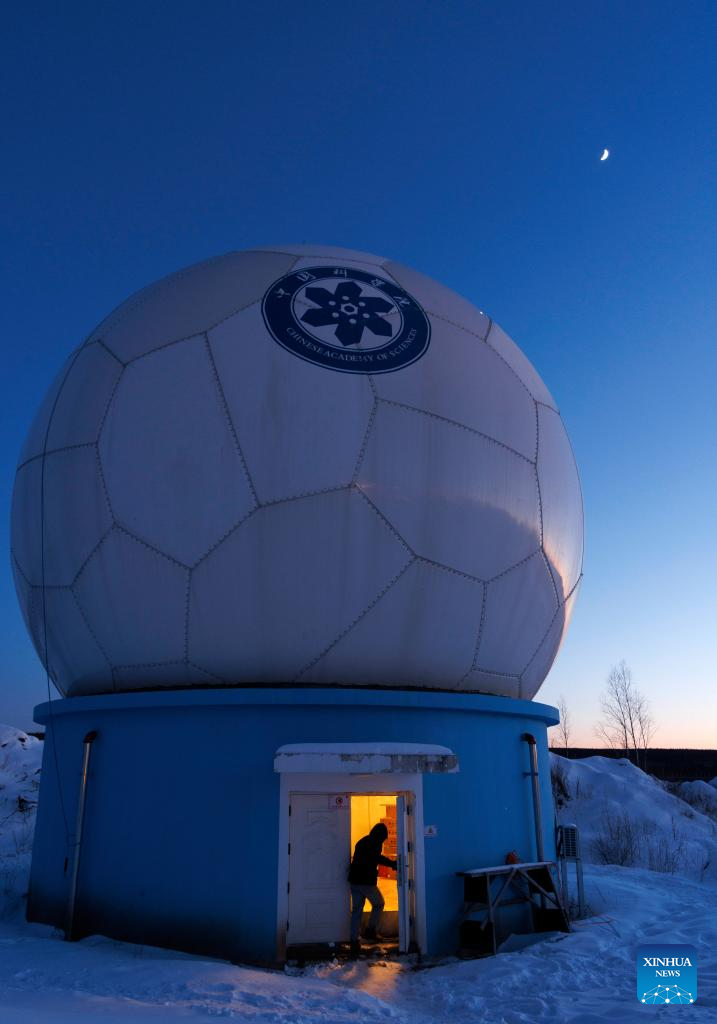 Engenheiros realizam manutenção de sistema de recepção de dados de satélite em Heilongjiang, no nordeste da China