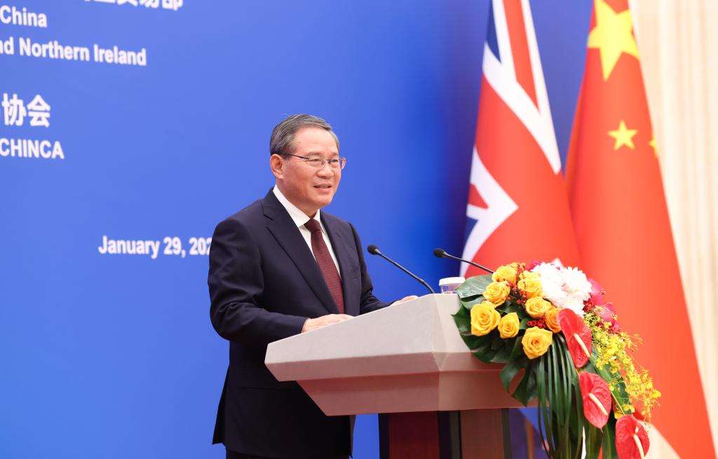 China e Reino Unido devem levar adiante "espírito pioneiro" e estreitar laços de cooperação, diz primeiro-ministro chinês