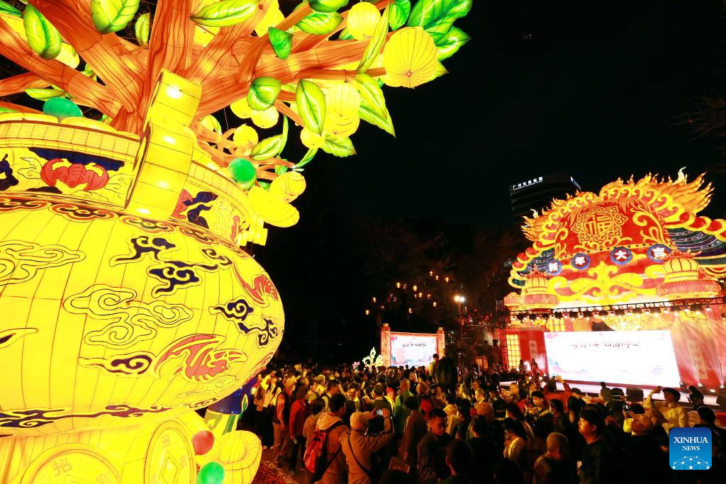 Exposição de lanternas da Festa da Primavera é inaugurada em Guangzhou, no sul da China