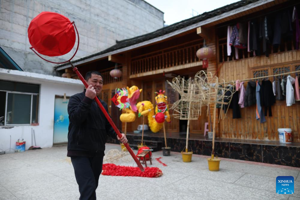 Dai Xin: herdeiro do artesanato Maolong em Guizhou, no sudoeste da China