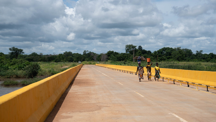 Ponte sobre o rio Lúrio, construída pela empresa chinesa Jinan Yuxiao Group, no distrito de Nipepe, na Província de Niassa, no norte de Moçambique, em 31 de janeiro de 2026. (Xinhua/Liu Jie)