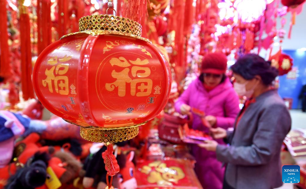 Shoppings em Beijing começam a vender decorações festivas do Ano Novo Chinês