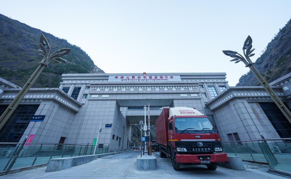 Caminhão vindo do Nepal passa pelo Porto de Gyirong após inspeção na Região Autônoma de Xizang, no sudoeste da China, em 1º de janeiro de 2026. (Xinhua/Tenzin Nyida)