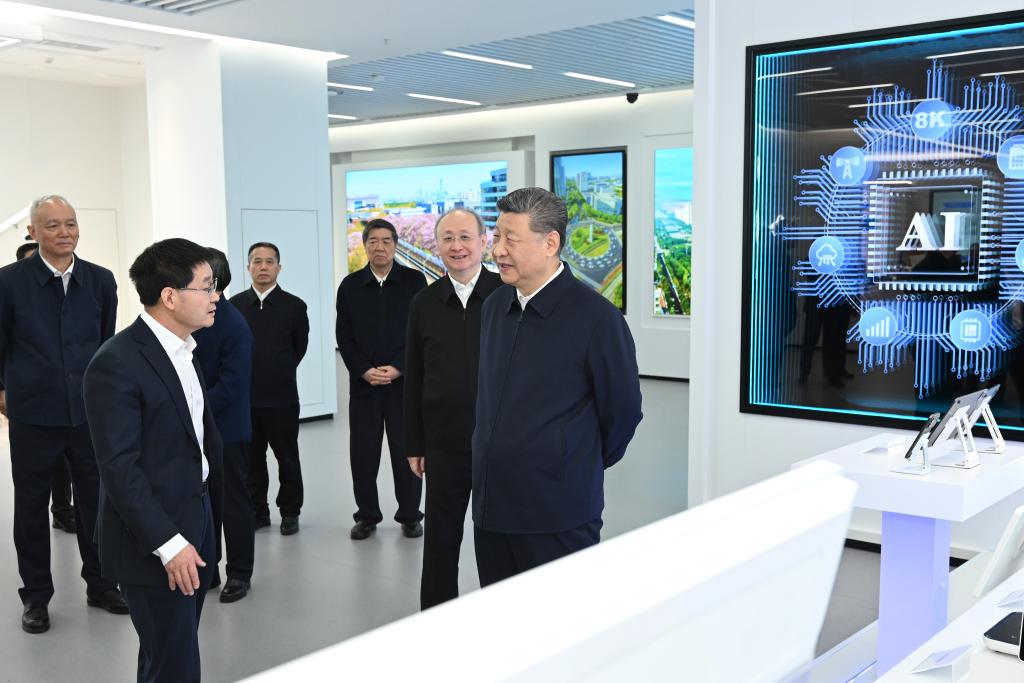 Xi destaca autossuficiência científica e tecnológica na construção de um país socialista moderno