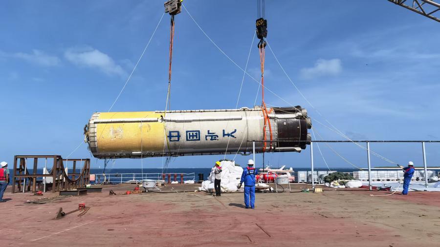 (Multimídia) Primeiro estágio do foguete Longa Marcha-10 é recuperado do mar pela primeira vez na China