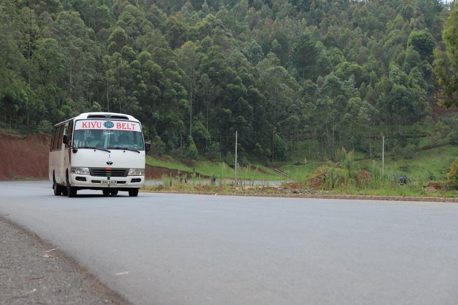 Estrada Nyange-Muhanga, construída pela China, melhora transporte e comércio no sul de Ruanda