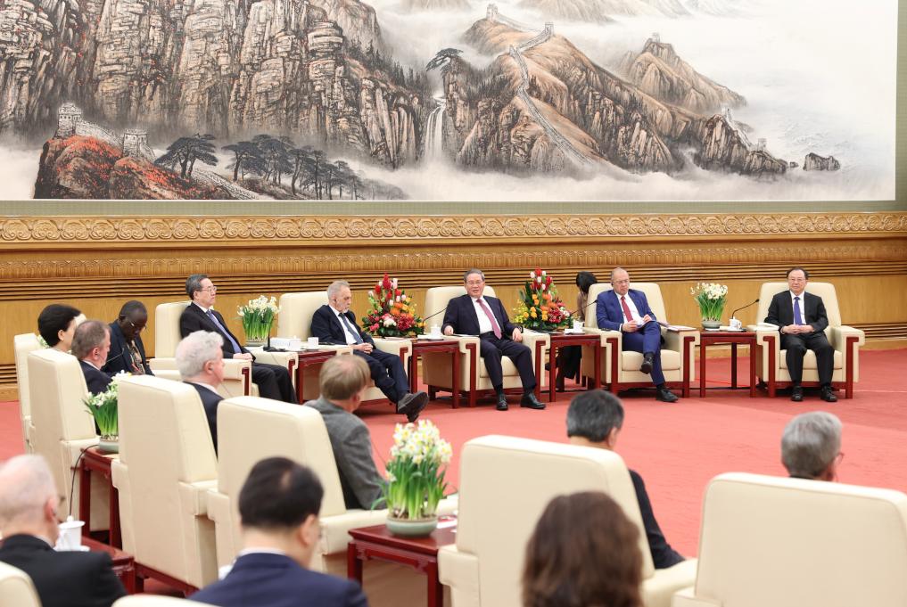 Premiê chinês realiza simpósio para especialistas estrangeiros na China