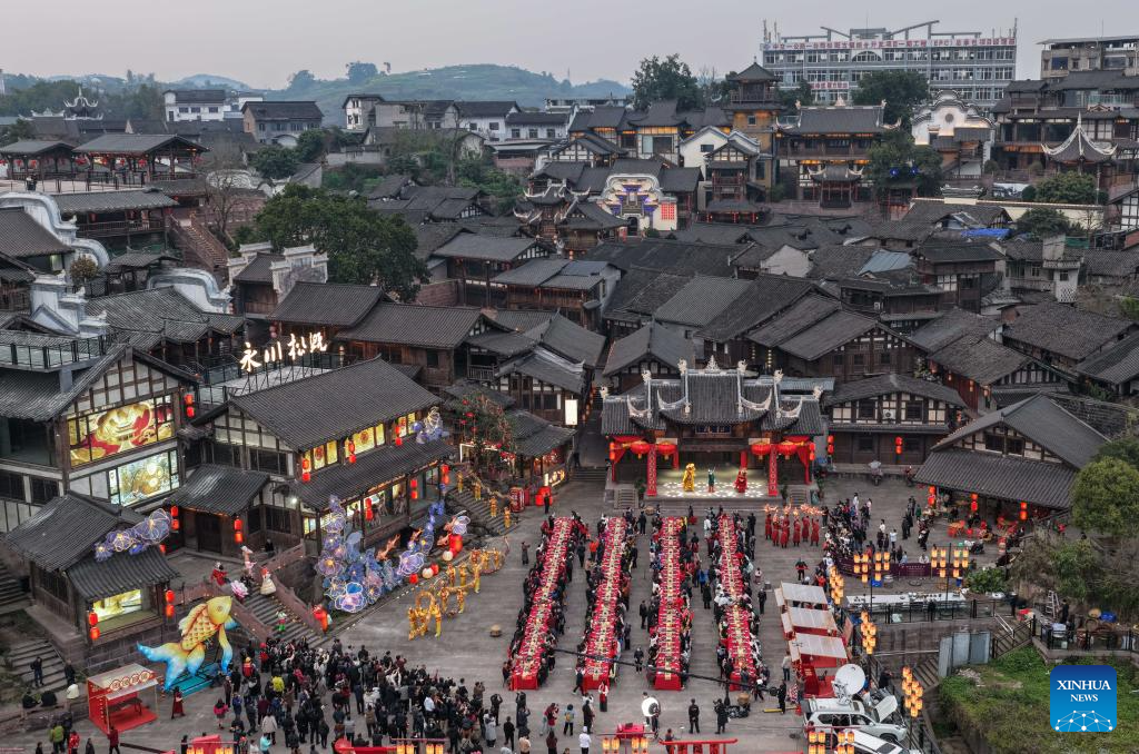 Chineses desfrutam de ceia farta na véspera do Ano Novo Chinês