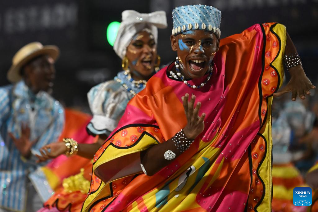 Veja fotos de desfiles do Carnaval 2026 no Rio de Janeiro