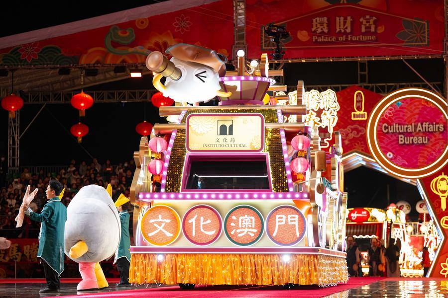 (Multimídia) Macau realiza desfile de carros alegóricos e fogos de artifício celebrando Ano do Cavalo