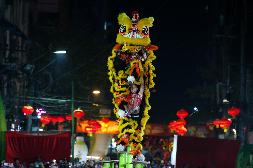 Competição de dança do leão e do dragão revive tradição no bairro chinês de Rangum após hiato de 5 anos