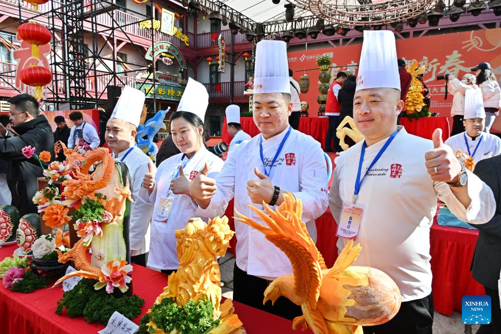 Cidade chinesa de Qingdao realiza competição de escultura em rabanete