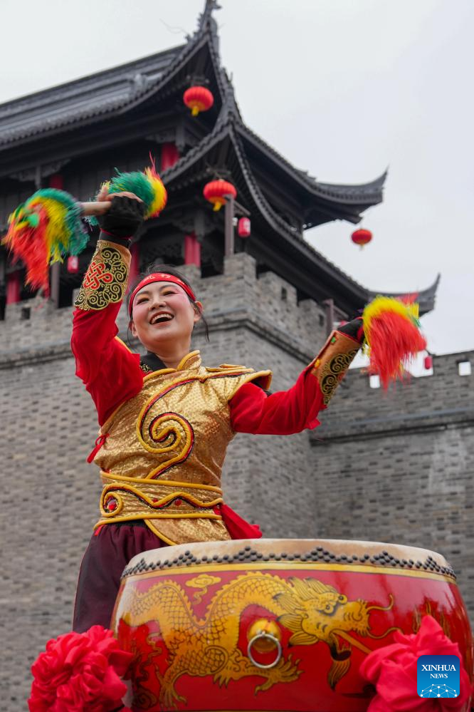 Feira de templo encanta moradores e turistas em Wuxi, no leste da China