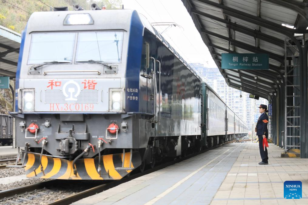 Trem lento Guizhou e Chongqing serve como "mercado móvel" para moradores de vilarejos no sudoeste da China