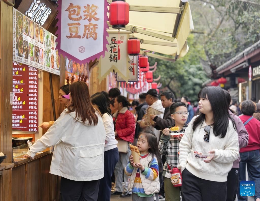 Cidade chinesa de Chengdu realiza feira de templo para celebrar o Ano Novo Chinês