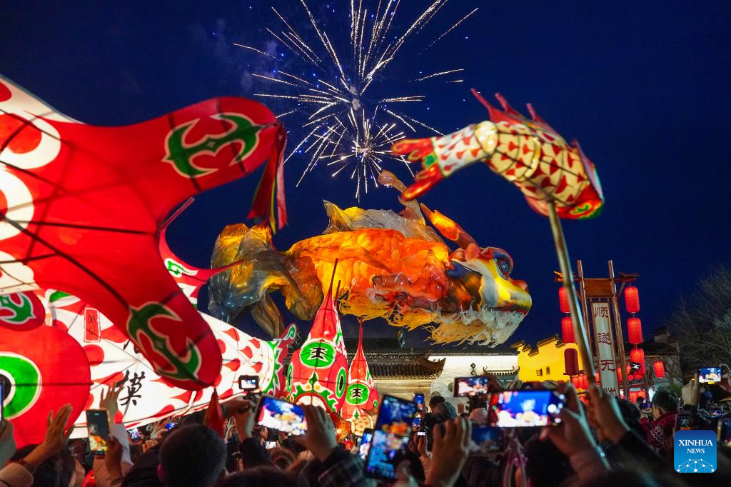Desfile de lanternas atrai moradores e turistas na vila antiga de Tangmo, na Província de Anhui, leste da China