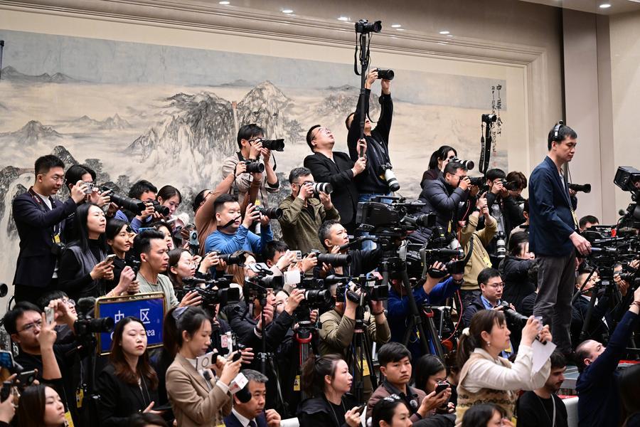 Jornalistas trabalham em uma coletiva de imprensa da quarta sessão do 14º Comitê Nacional da Conferência Consultiva Política do Povo Chinês (CCPPC) no Grande Palácio do Povo em Beijing, capital da China, em 3 de março de 2026. (Xinhua/Chen Yehua)