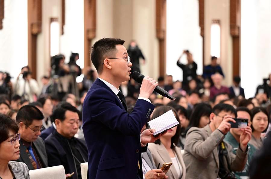 Um jornalista formula uma pergunta em uma coletiva de imprensa da quarta sessão do 14º Comitê Nacional da Conferência Consultiva Política do Povo Chinês (CCPPC) no Grande Palácio do Povo em Beijing, capital da China, em 3 de março de 2026. (Xinhua/Chen Yehua)