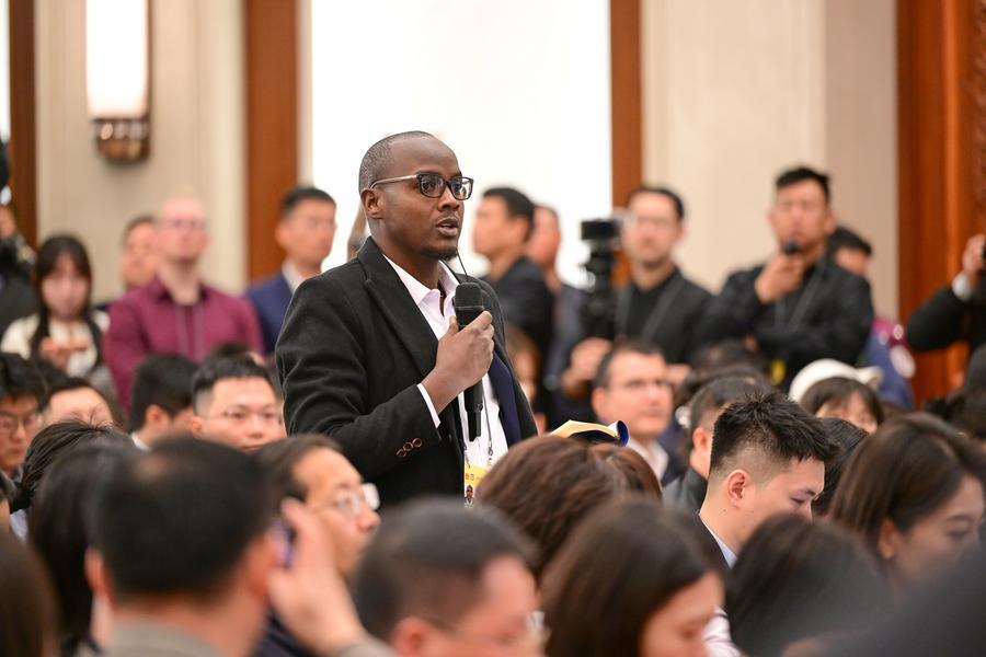 Um jornalista formula uma pergunta em uma coletiva de imprensa da quarta sessão do 14º Comitê Nacional da Conferência Consultiva Política do Povo Chinês (CCPPC) no Grande Palácio do Povo em Beijing, capital da China, em 3 de março de 2026. (Xinhua/Chen Yehua)