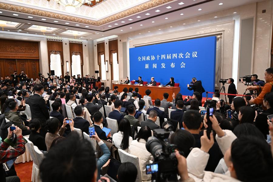 Liu Jieyi, porta-voz da quarta sessão do 14º Comitê Nacional da Conferência Consultiva Política do Povo Chinês (CCPPC), participa de uma coletiva de imprensa no Grande Palácio do Povo em Beijing, capital da China, em 3 de março de 2026. (Xinhua/Chen Yehua)