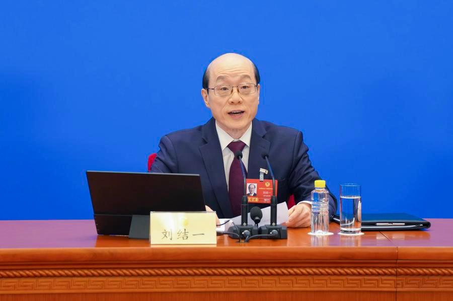 Liu Jieyi, porta-voz da quarta sessão do 14º Comitê Nacional da Conferência Consultiva Política do Povo Chinês (CCPPC), participa de uma coletiva de imprensa no Grande Palácio do Povo em Beijing, capital da China, em 3 de março de 2026. (Xinhua/Wang Xi)