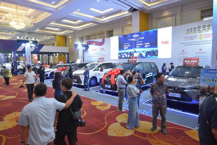 Veículo elétrico chinês é exibido no maior salão do automóvel do Camboja