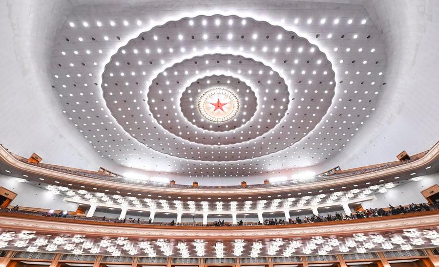 (Multimídia) Legisladores chineses adotam decisão que aprova relatório sobre revisão de leis e tratamento proposto de certas leis e decisões