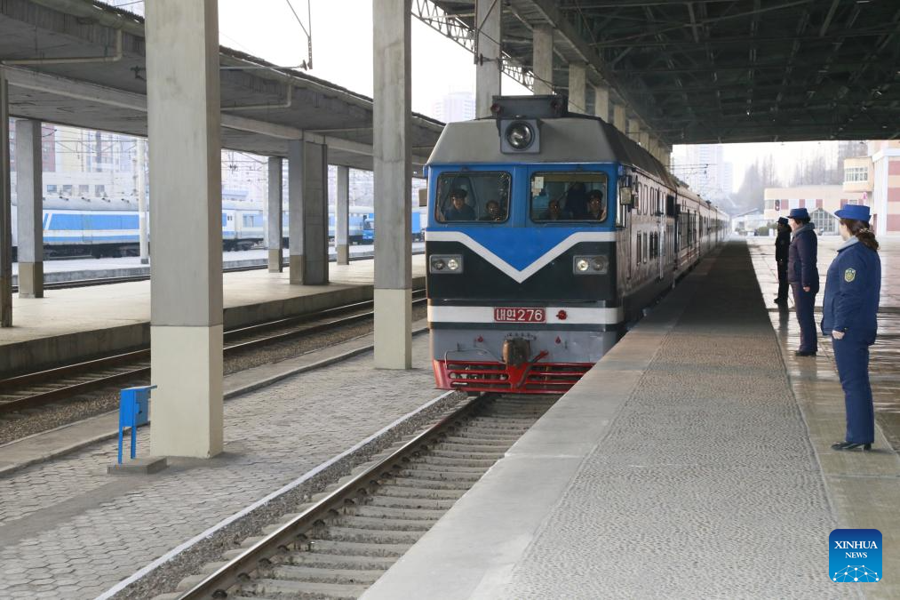 Trem internacional de passageiros da China para a Coreia do Norte chega a Pyongyang