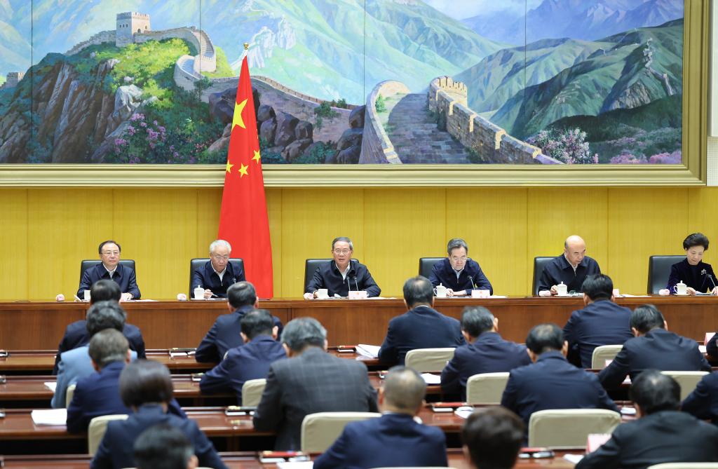 Premiê chinês pede progresso sólido no trabalho do governo em 2026