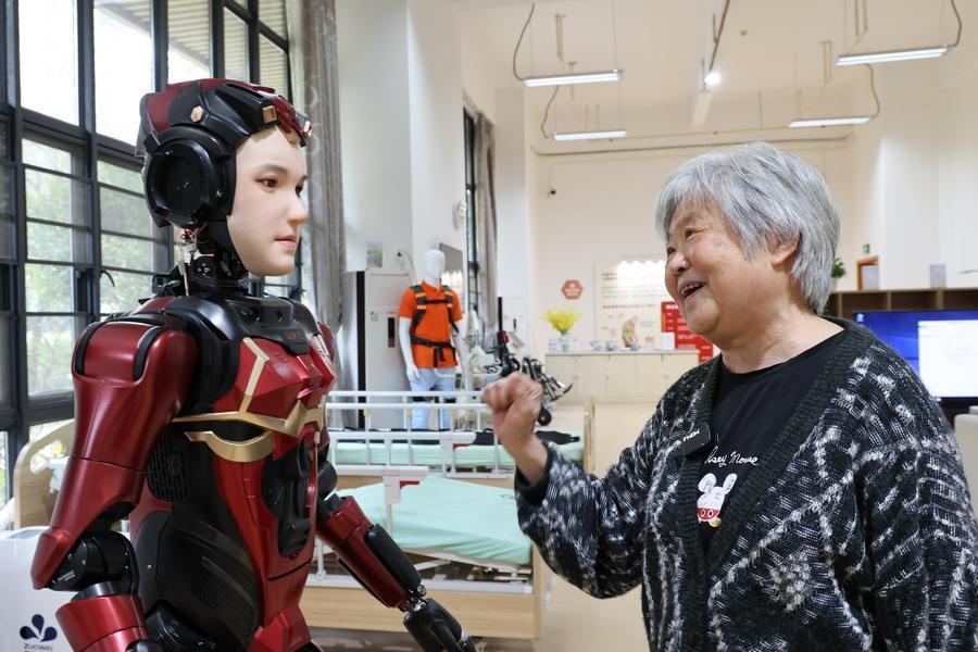 Uma residente idosa interage com "Xia Lan", um robô humanoide, na Casa de Repouso de Shenzhen, em Shenzhen, Província de Guangdong, sul da China, em 3 de março de 2025. &nbsp;(Xinhua/Liang Xu)