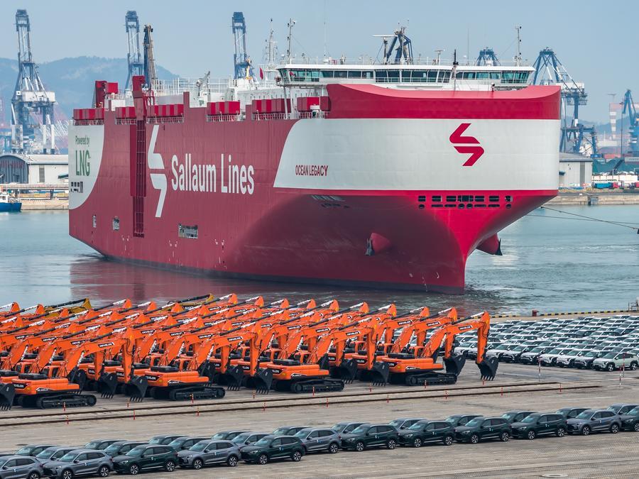 Foto aérea por drone de 10 de fevereiro de 2026 mostra um navio cargueiro carregado com veículos para exportação partindo do Porto de Yantai, na Província de Shandong, leste da China. (Foto de Zhang Chao/Xinhua)
