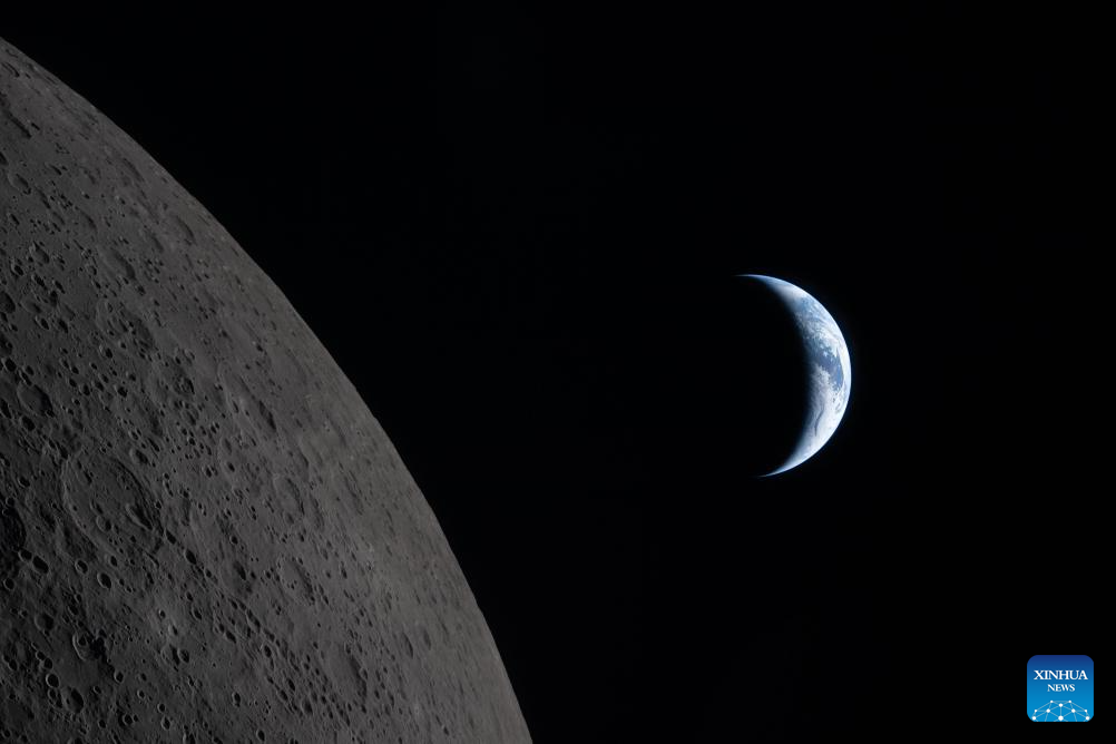 Tripulação da Artemis II retorna da Lua enquanto a NASA divulga as primeiras fotografias da passagem lunar