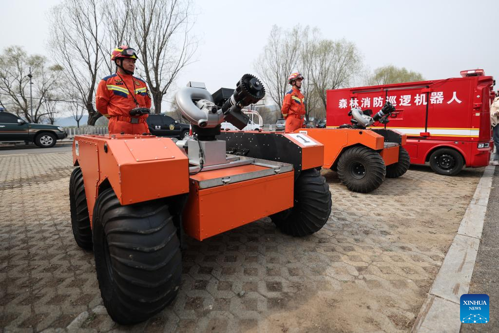 Bombeiros realizam simulado de incêndio em Shenyang, no nordeste da China
