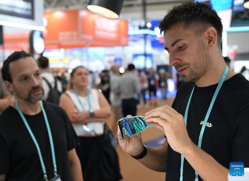 Produtos vestíveis inteligentes chamam atenção de compradores globais na Feira de Cantão